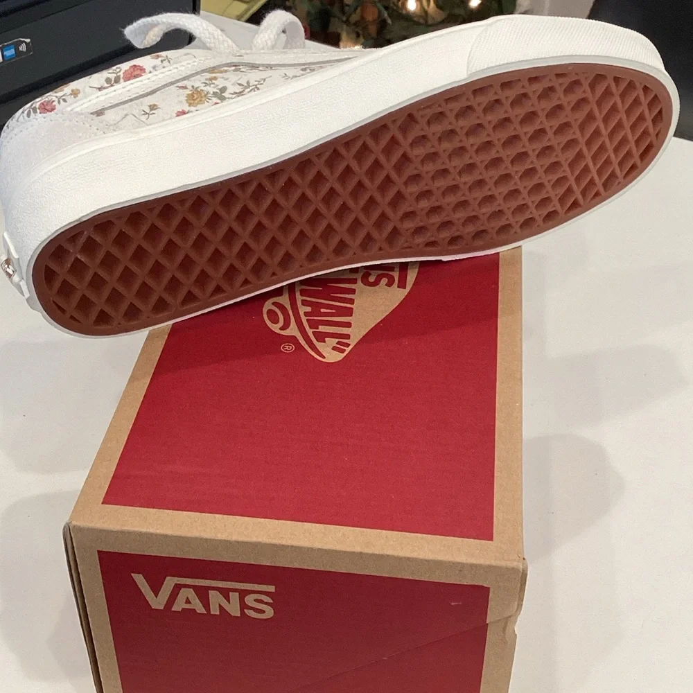 Vans White Low-Top Floral Old Skool Sneaker - Picture 3 of 3